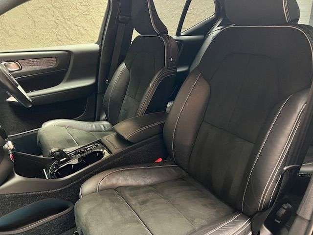 2019 VOLVO XC40 2019 VOLVO XC40