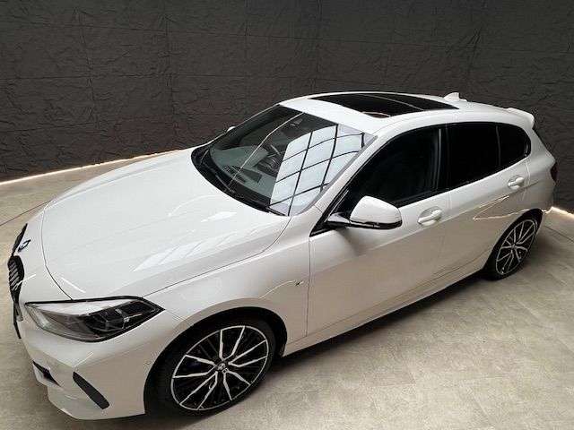 A 2022 BMW 1 SERIES 1.5 118i M Sport (LCP) Hatchback 5dr Petrol DCT Euro 6 (s/s) (136 ps) SUNRO A 2022 BMW 1 SERIES 1.5 118i M Sport (LCP) Hatchback 5dr Petrol DCT Euro 6 (s/s) (136 ps) SUNRO