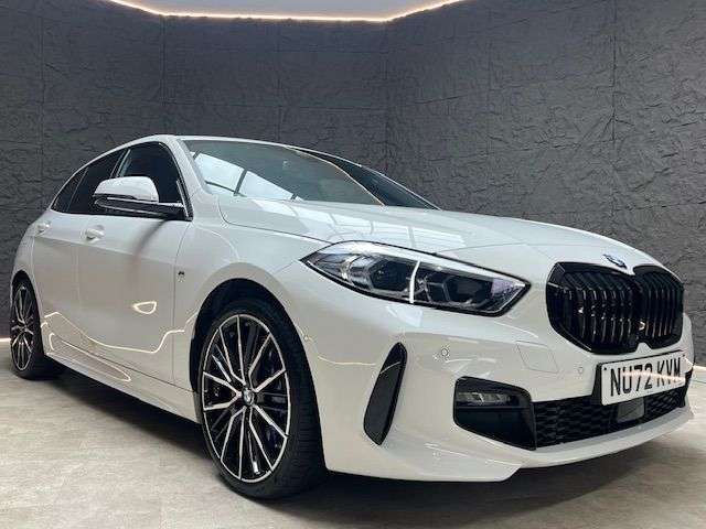 A 2022 BMW 1 SERIES 1.5 118i M Sport (LCP) Hatchback 5dr Petrol DCT Euro 6 (s/s) (136 ps) SUNRO A 2022 BMW 1 SERIES 1.5 118i M Sport (LCP) Hatchback 5dr Petrol DCT Euro 6 (s/s) (136 ps) SUNRO