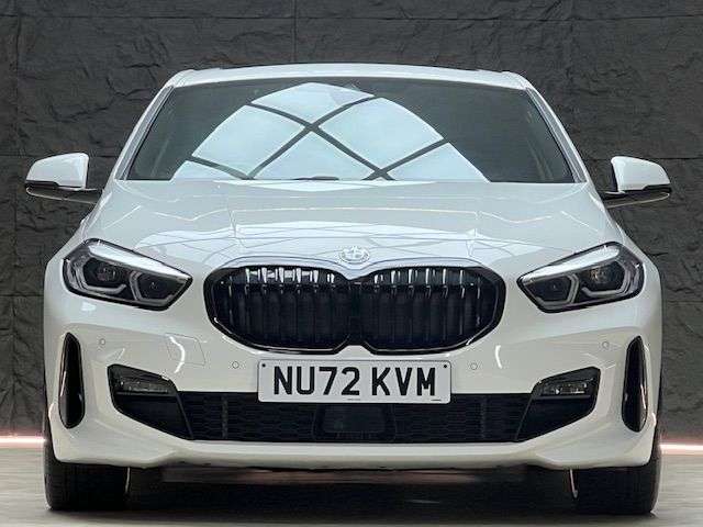 A 2022 BMW 1 SERIES 1.5 118i M Sport (LCP) Hatchback 5dr Petrol DCT Euro 6 (s/s) (136 ps) SUNRO A 2022 BMW 1 SERIES 1.5 118i M Sport (LCP) Hatchback 5dr Petrol DCT Euro 6 (s/s) (136 ps) SUNRO