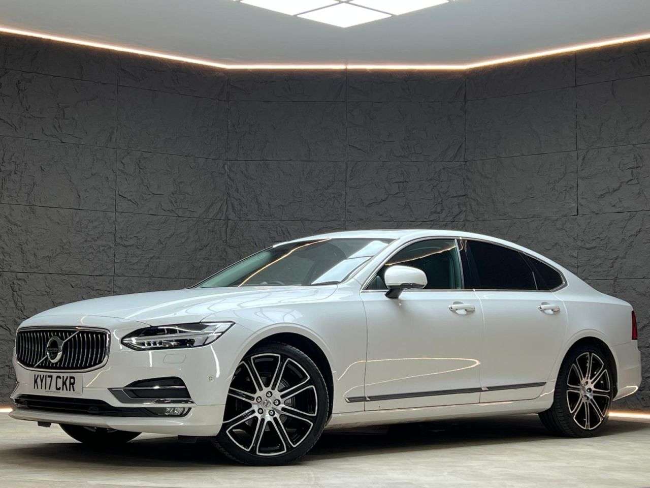 A 2017 VOLVO S90 2.0 D4 Inscription Pro Saloon 4dr Diesel Auto Euro 6 (s/s) (190 ps) SUNROOF A 2017 VOLVO S90 2.0 D4 Inscription Pro Saloon 4dr Diesel Auto Euro 6 (s/s) (190 ps) SUNROOF