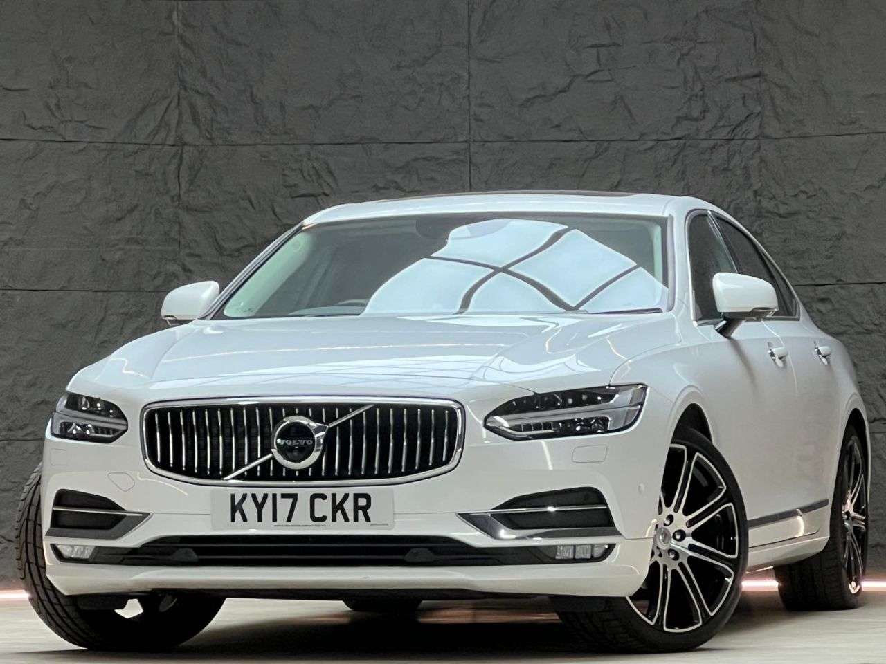 A 2017 VOLVO S90 2.0 D4 Inscription Pro Saloon 4dr Diesel Auto Euro 6 (s/s) (190 ps) SUNROOF A 2017 VOLVO S90 2.0 D4 Inscription Pro Saloon 4dr Diesel Auto Euro 6 (s/s) (190 ps) SUNROOF