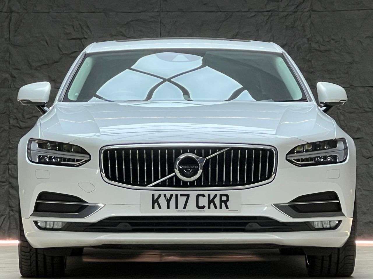 A 2017 VOLVO S90 2.0 D4 Inscription Pro Saloon 4dr Diesel Auto Euro 6 (s/s) (190 ps) SUNROOF A 2017 VOLVO S90 2.0 D4 Inscription Pro Saloon 4dr Diesel Auto Euro 6 (s/s) (190 ps) SUNROOF