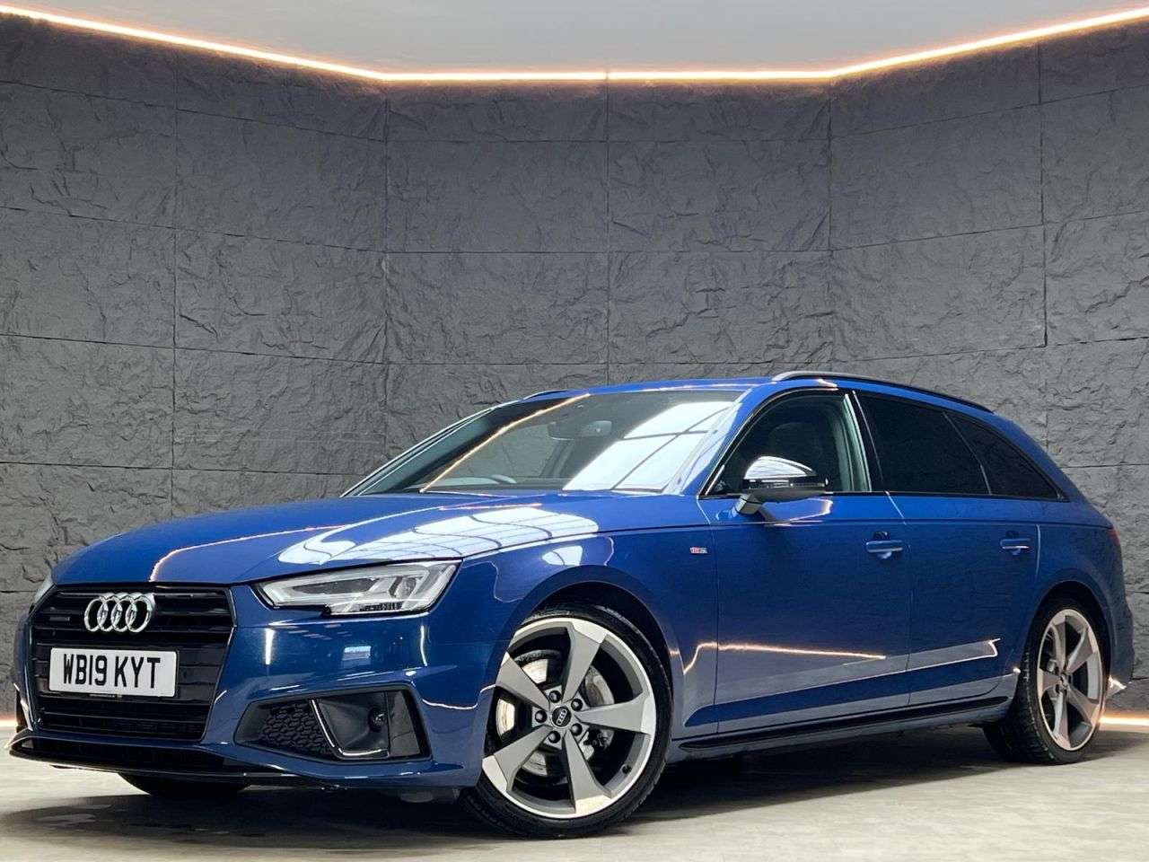 A 2019 AUDI A4 AVANT 2.0 TDI 40 Black Edition Estate 5dr Diesel S Tronic quattro Euro 6 (s/s) (1 A 2019 AUDI A4 AVANT 2.0 TDI 40 Black Edition Estate 5dr Diesel S Tronic quattro Euro 6 (s/s) (1