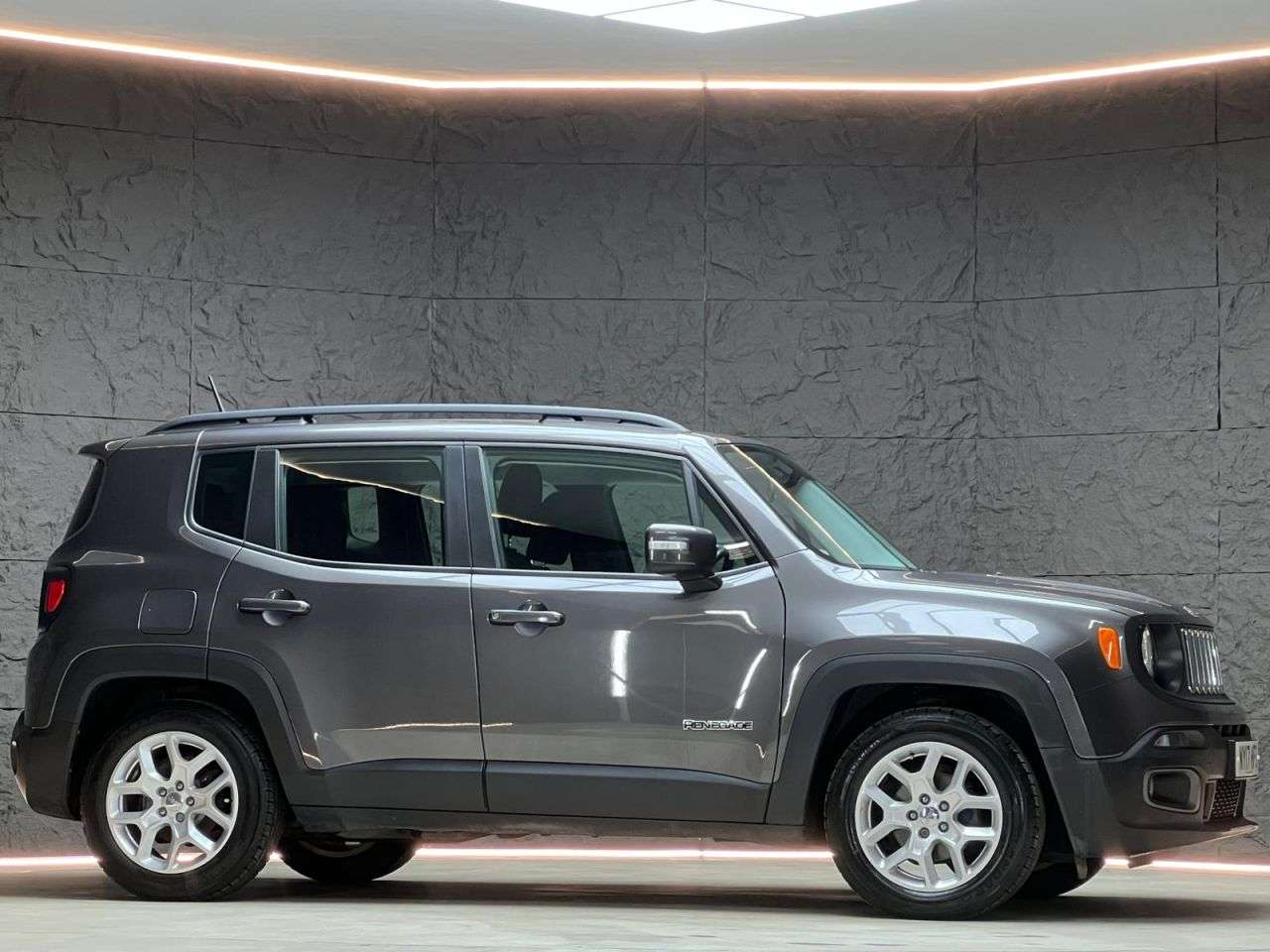 A 2017 JEEP RENEGADE 1.4T MultiAirII Longitude SUV 5dr Petrol DDCT Euro 6 (s/s) (140 ps) NAV, RE A 2017 JEEP RENEGADE 1.4T MultiAirII Longitude SUV 5dr Petrol DDCT Euro 6 (s/s) (140 ps) NAV, RE