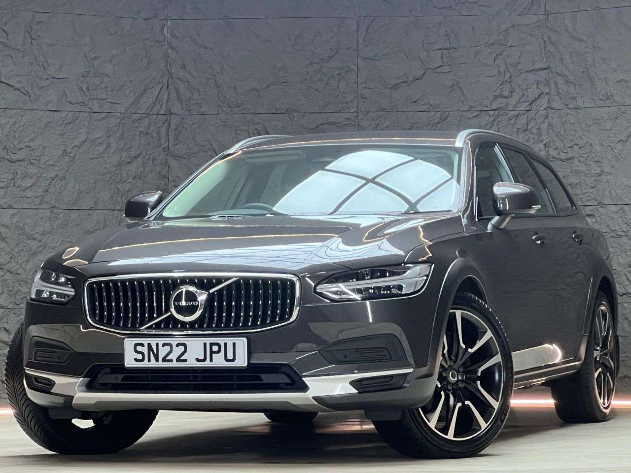 A 2022 VOLVO V90 CROSS COUNTRY 2.0 B5 MHEV Plus Estate 5dr Diesel Hybrid Auto AWD Euro 6 (s/s) (235 ps) FS A 2022 VOLVO V90 CROSS COUNTRY 2.0 B5 MHEV Plus Estate 5dr Diesel Hybrid Auto AWD Euro 6 (s/s) (235 ps) FS