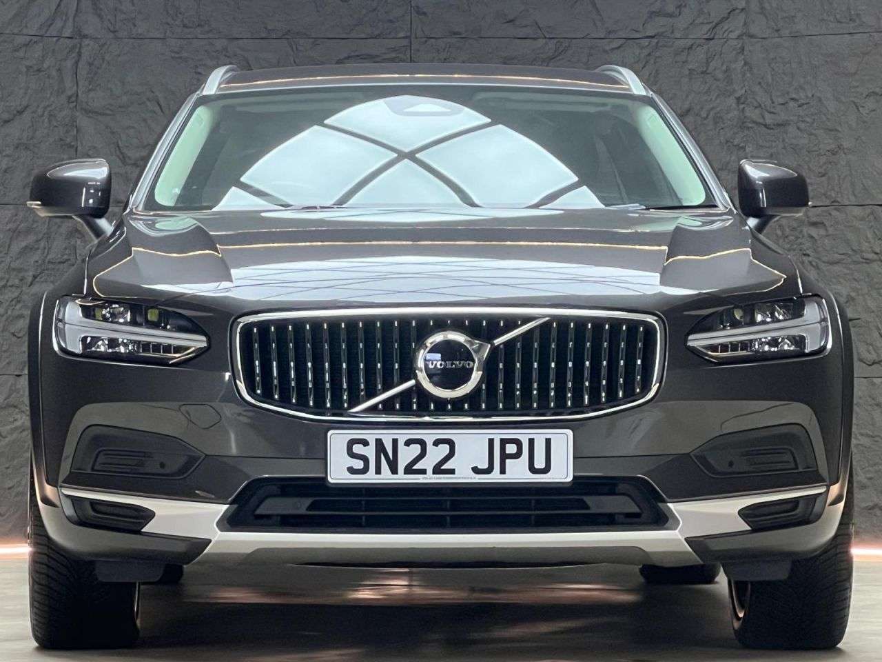 A 2022 VOLVO V90 CROSS COUNTRY 2.0 B5 MHEV Plus Estate 5dr Diesel Hybrid Auto AWD Euro 6 (s/s) (235 ps) FS A 2022 VOLVO V90 CROSS COUNTRY 2.0 B5 MHEV Plus Estate 5dr Diesel Hybrid Auto AWD Euro 6 (s/s) (235 ps) FS