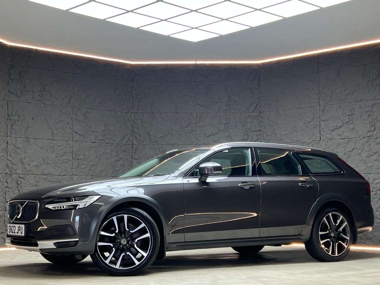 A 2022 VOLVO V90 CROSS COUNTRY 2.0 B5 MHEV Plus Estate 5dr Diesel Hybrid Auto AWD Euro 6 (s/s) (235 ps) FS A 2022 VOLVO V90 CROSS COUNTRY 2.0 B5 MHEV Plus Estate 5dr Diesel Hybrid Auto AWD Euro 6 (s/s) (235 ps) FS