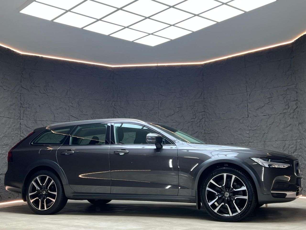 A 2022 VOLVO V90 CROSS COUNTRY 2.0 B5 MHEV Plus Estate 5dr Diesel Hybrid Auto AWD Euro 6 (s/s) (235 ps) FS A 2022 VOLVO V90 CROSS COUNTRY 2.0 B5 MHEV Plus Estate 5dr Diesel Hybrid Auto AWD Euro 6 (s/s) (235 ps) FS