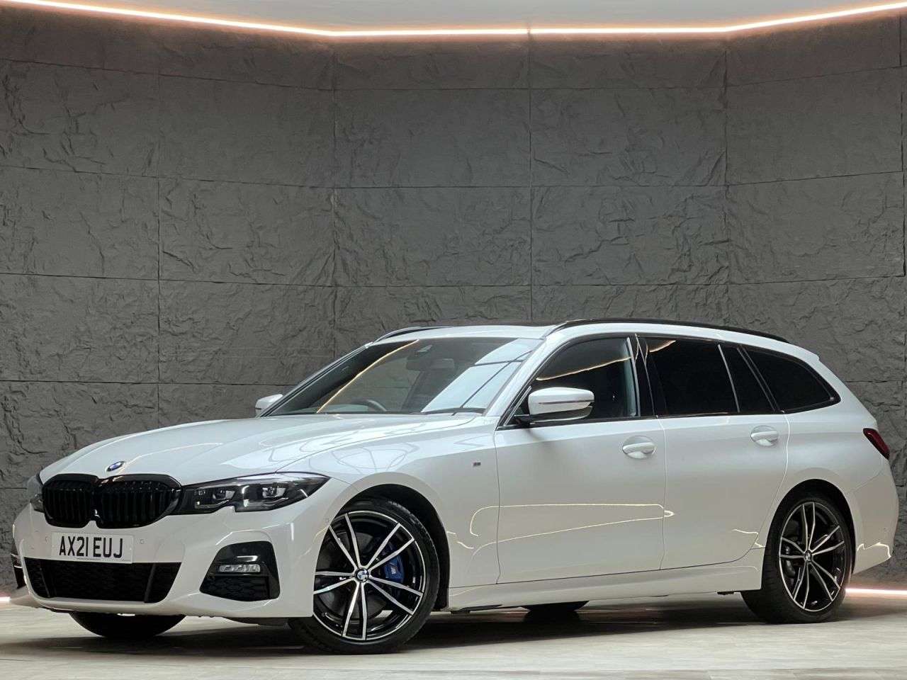 A 2021 BMW 3 SERIES 2.0 320d MHT M Sport Touring 5dr Diesel Hybrid Auto Euro 6 (s/s) (190 ps) F A 2021 BMW 3 SERIES 2.0 320d MHT M Sport Touring 5dr Diesel Hybrid Auto Euro 6 (s/s) (190 ps) F