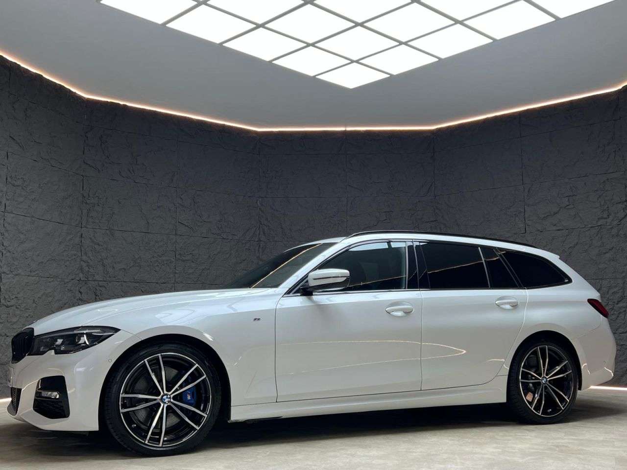 A 2021 BMW 3 SERIES 2.0 320d MHT M Sport Touring 5dr Diesel Hybrid Auto Euro 6 (s/s) (190 ps) F A 2021 BMW 3 SERIES 2.0 320d MHT M Sport Touring 5dr Diesel Hybrid Auto Euro 6 (s/s) (190 ps) F