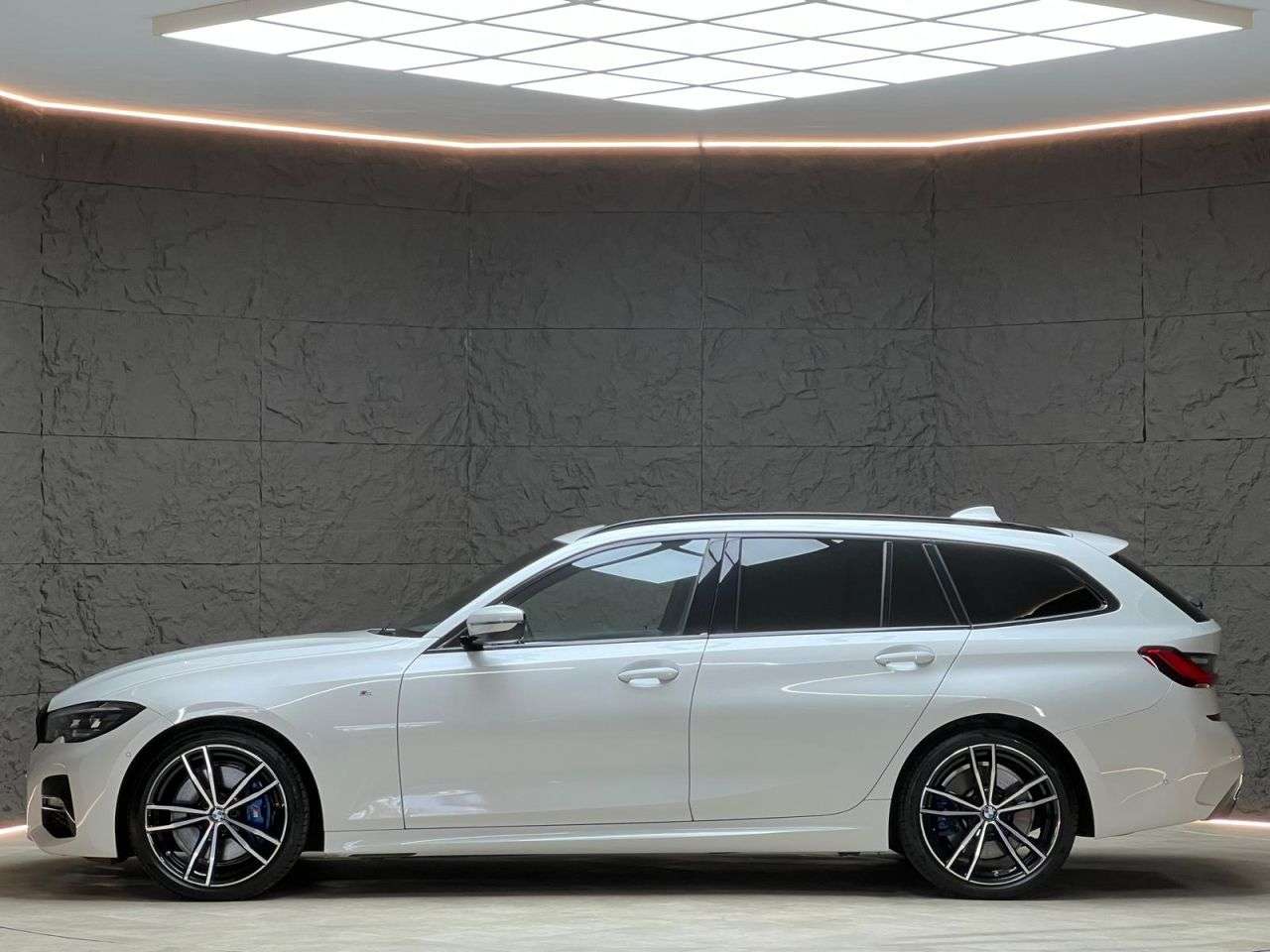 A 2021 BMW 3 SERIES 2.0 320d MHT M Sport Touring 5dr Diesel Hybrid Auto Euro 6 (s/s) (190 ps) F A 2021 BMW 3 SERIES 2.0 320d MHT M Sport Touring 5dr Diesel Hybrid Auto Euro 6 (s/s) (190 ps) F