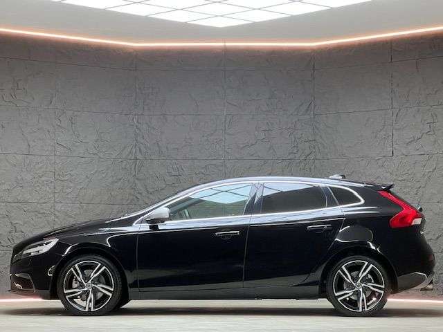 A 2017 VOLVO V40 2.0 D3 R-Design Pro Hatchback 5dr Diesel Auto Euro 6 (s/s) (150 ps) ** 2 OW A 2017 VOLVO V40 2.0 D3 R-Design Pro Hatchback 5dr Diesel Auto Euro 6 (s/s) (150 ps) ** 2 OW