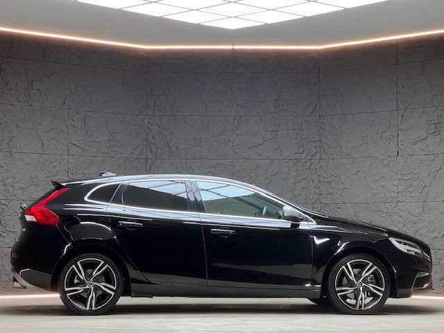 2017 VOLVO V40 2017 VOLVO V40