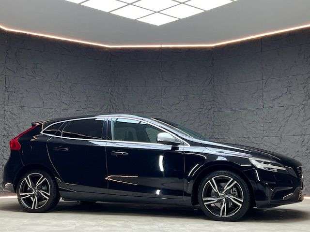 2017 VOLVO V40 2017 VOLVO V40