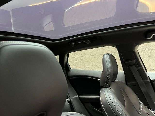 A 2017 VOLVO V40 2.0 D3 R-Design Pro Hatchback 5dr Diesel Auto Euro 6 (s/s) (150 ps) ** 2 OW A 2017 VOLVO V40 2.0 D3 R-Design Pro Hatchback 5dr Diesel Auto Euro 6 (s/s) (150 ps) ** 2 OW