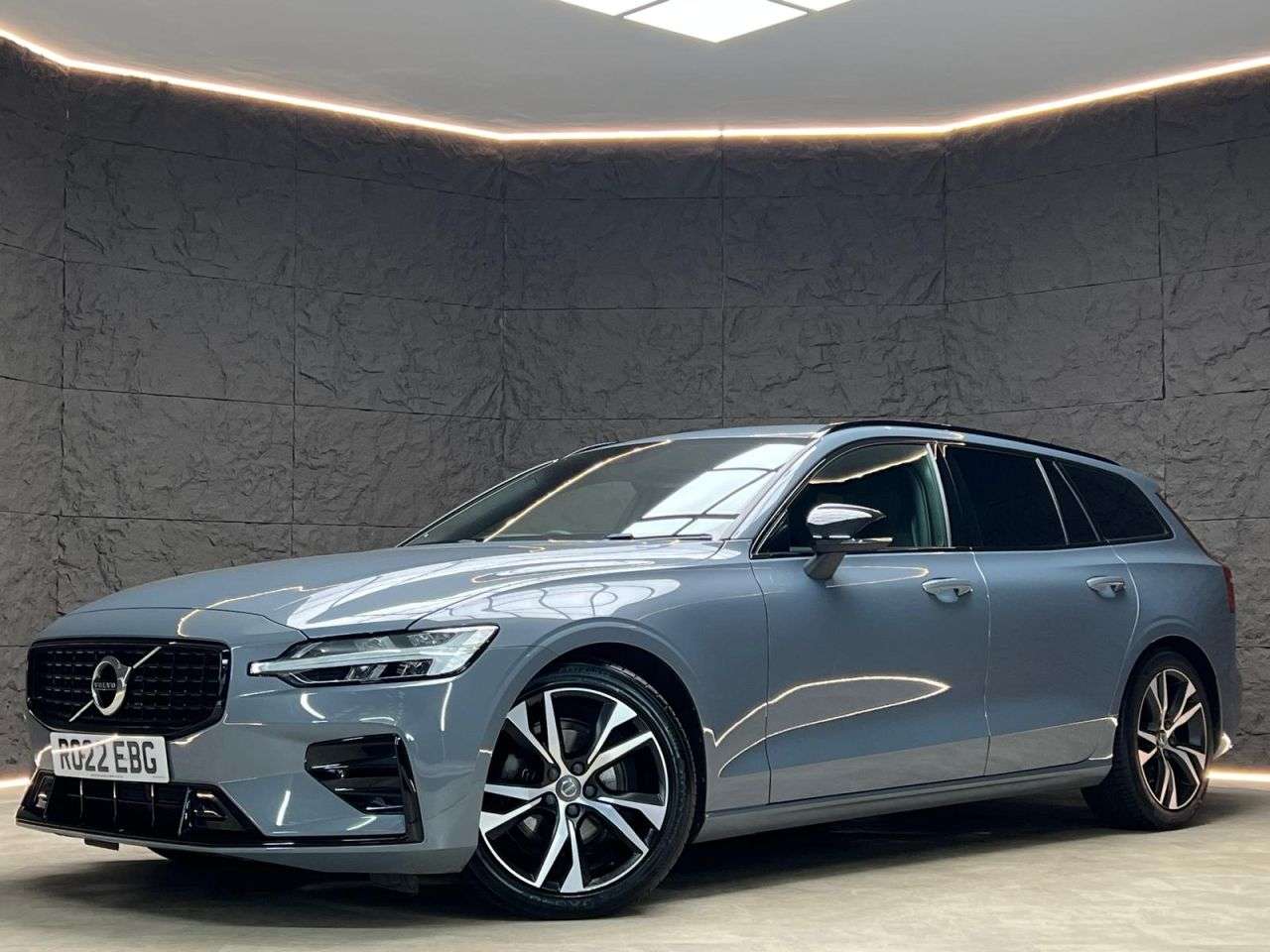 A 2022 VOLVO V60 2.0 B3 MHEV Plus Estate 5dr Petrol Hybrid DCT Auto Euro 6 (s/s) (163 ps) FS A 2022 VOLVO V60 2.0 B3 MHEV Plus Estate 5dr Petrol Hybrid DCT Auto Euro 6 (s/s) (163 ps) FS