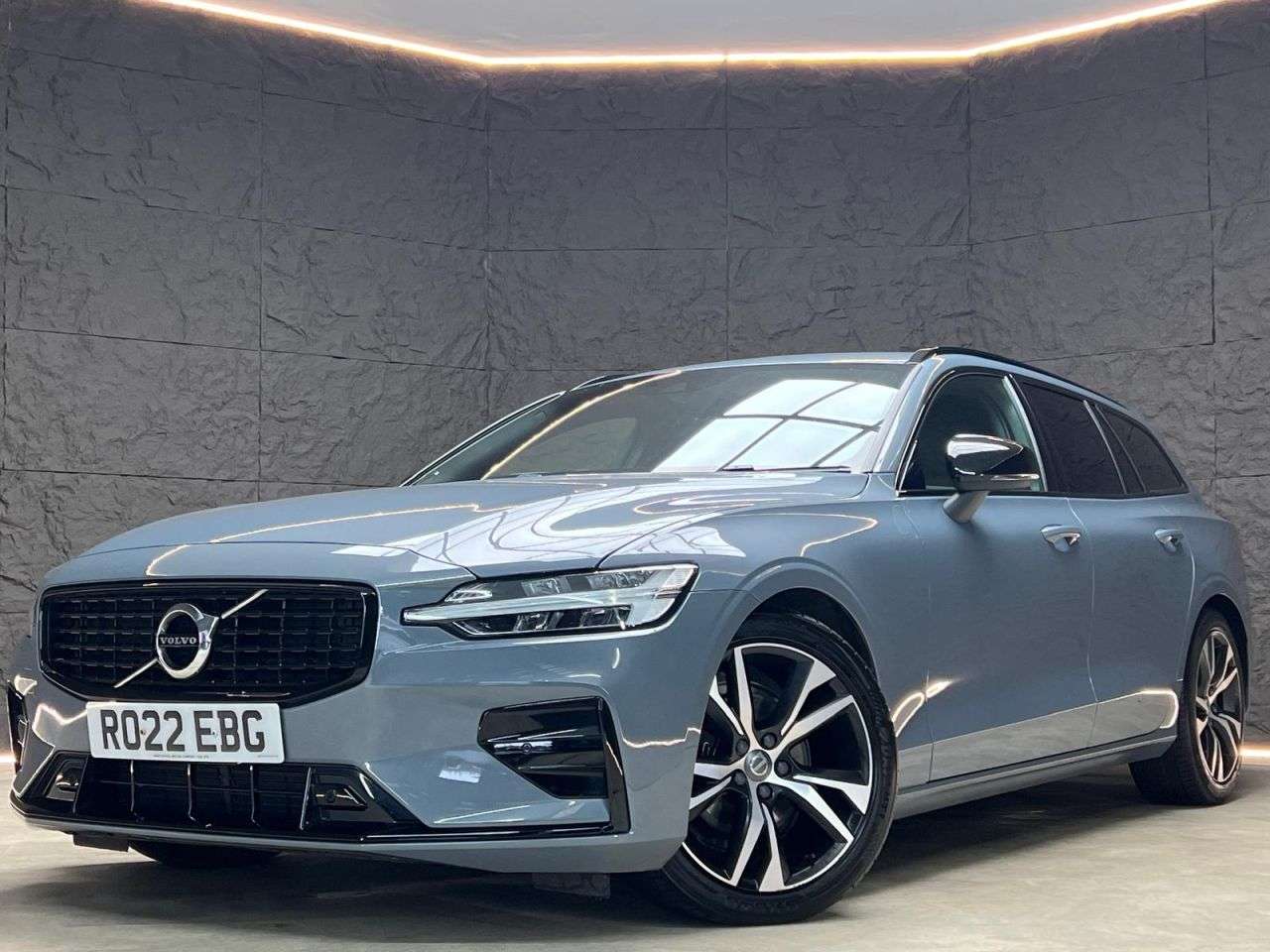 A 2022 VOLVO V60 2.0 B3 MHEV Plus Estate 5dr Petrol Hybrid DCT Auto Euro 6 (s/s) (163 ps) FS A 2022 VOLVO V60 2.0 B3 MHEV Plus Estate 5dr Petrol Hybrid DCT Auto Euro 6 (s/s) (163 ps) FS