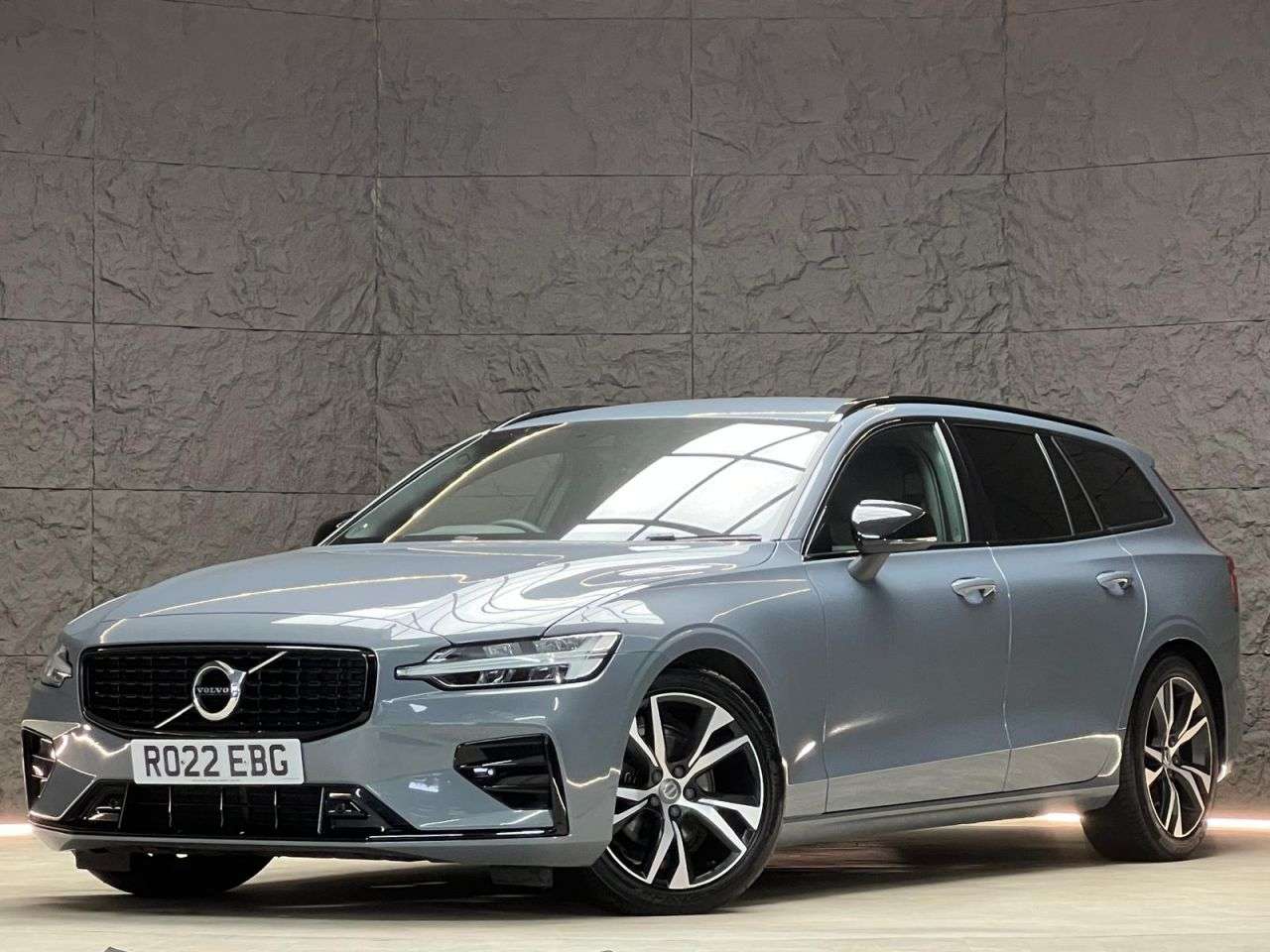 A 2022 VOLVO V60 2.0 B3 MHEV Plus Estate 5dr Petrol Hybrid DCT Auto Euro 6 (s/s) (163 ps) FS A 2022 VOLVO V60 2.0 B3 MHEV Plus Estate 5dr Petrol Hybrid DCT Auto Euro 6 (s/s) (163 ps) FS