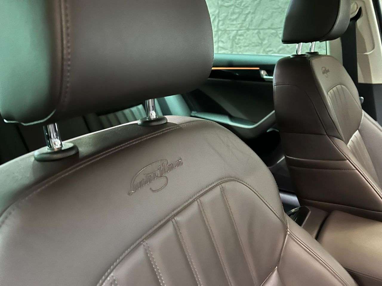 A 2018 SKODA SUPERB 2.0 TDI Laurin & Klement Hatchback 5dr Diesel DSG Euro 6 (s/s) (150 ps) FSH A 2018 SKODA SUPERB 2.0 TDI Laurin & Klement Hatchback 5dr Diesel DSG Euro 6 (s/s) (150 ps) FSH