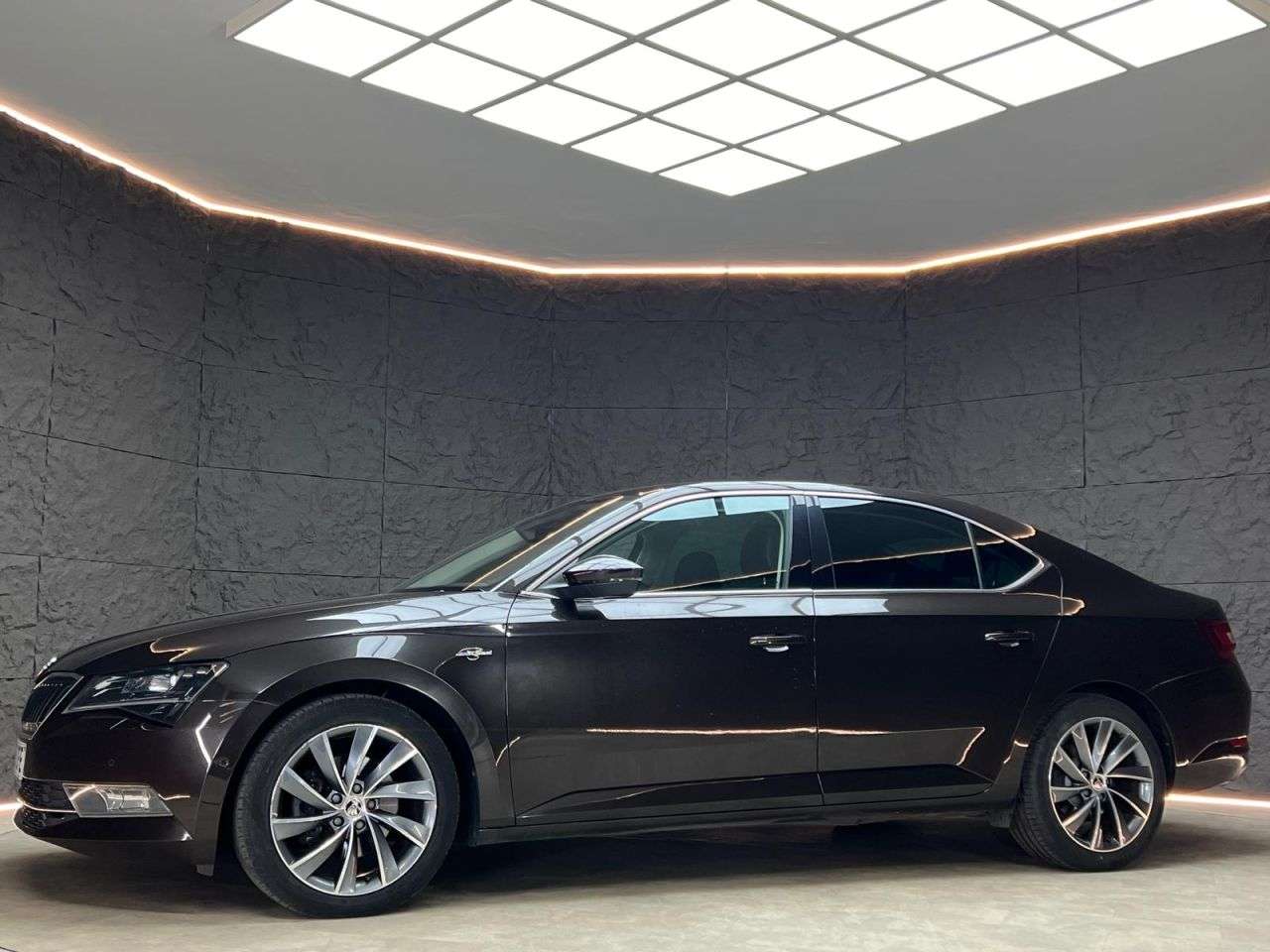 A 2018 SKODA SUPERB 2.0 TDI Laurin & Klement Hatchback 5dr Diesel DSG Euro 6 (s/s) (150 ps) FSH A 2018 SKODA SUPERB 2.0 TDI Laurin & Klement Hatchback 5dr Diesel DSG Euro 6 (s/s) (150 ps) FSH