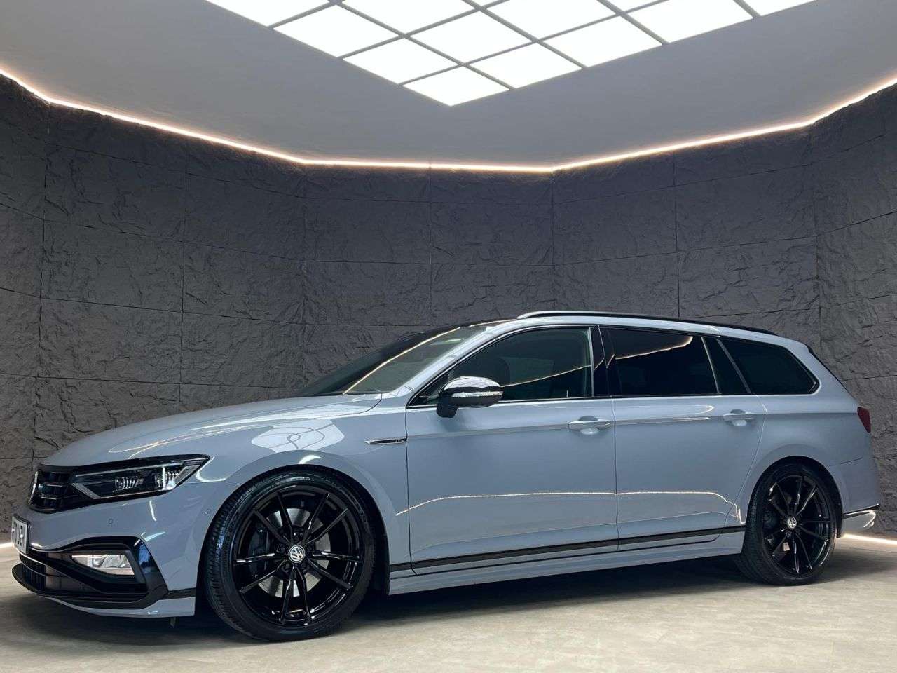 A 2020 VOLKSWAGEN PASSAT 2.0 BiTDI R-Line Estate 5dr Diesel DSG 4Motion Euro 6 (s/s) (240 ps) FSH, R A 2020 VOLKSWAGEN PASSAT 2.0 BiTDI R-Line Estate 5dr Diesel DSG 4Motion Euro 6 (s/s) (240 ps) FSH, R