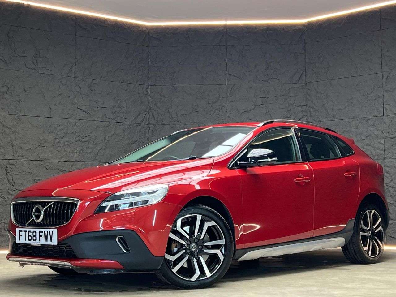 A 2019 VOLVO V40 CROSS COUNTRY 1.5 T3 GPF Pro Hatchback 5dr Petrol Auto Euro 6 (s/s) (152 ps) REAR CAMERA, A 2019 VOLVO V40 CROSS COUNTRY 1.5 T3 GPF Pro Hatchback 5dr Petrol Auto Euro 6 (s/s) (152 ps) REAR CAMERA,