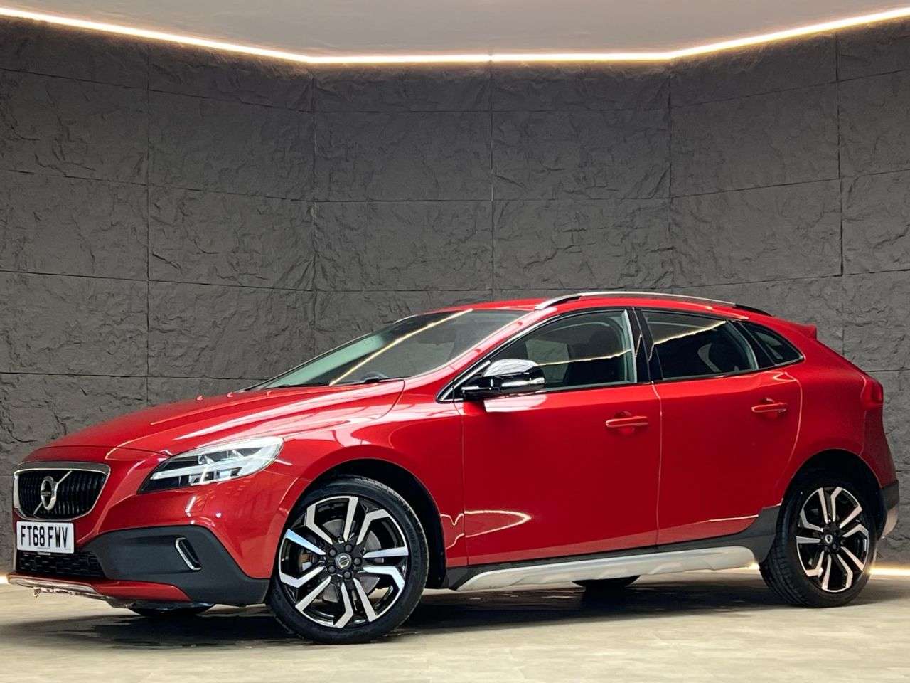 A 2019 VOLVO V40 CROSS COUNTRY 1.5 T3 GPF Pro Hatchback 5dr Petrol Auto Euro 6 (s/s) (152 ps) REAR CAMERA, A 2019 VOLVO V40 CROSS COUNTRY 1.5 T3 GPF Pro Hatchback 5dr Petrol Auto Euro 6 (s/s) (152 ps) REAR CAMERA,