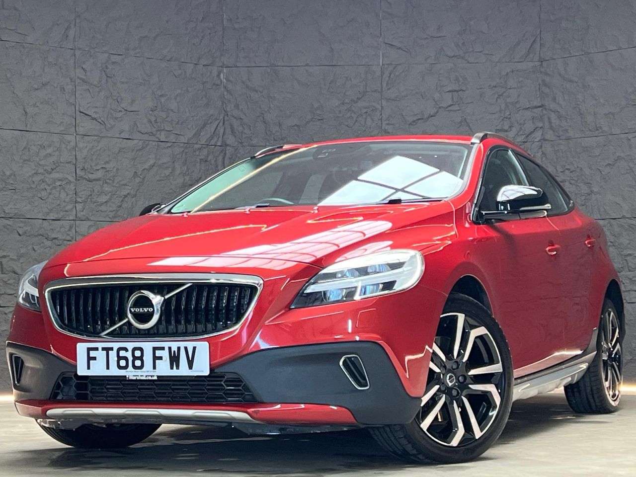 A 2019 VOLVO V40 CROSS COUNTRY 1.5 T3 GPF Pro Hatchback 5dr Petrol Auto Euro 6 (s/s) (152 ps) REAR CAMERA, A 2019 VOLVO V40 CROSS COUNTRY 1.5 T3 GPF Pro Hatchback 5dr Petrol Auto Euro 6 (s/s) (152 ps) REAR CAMERA,