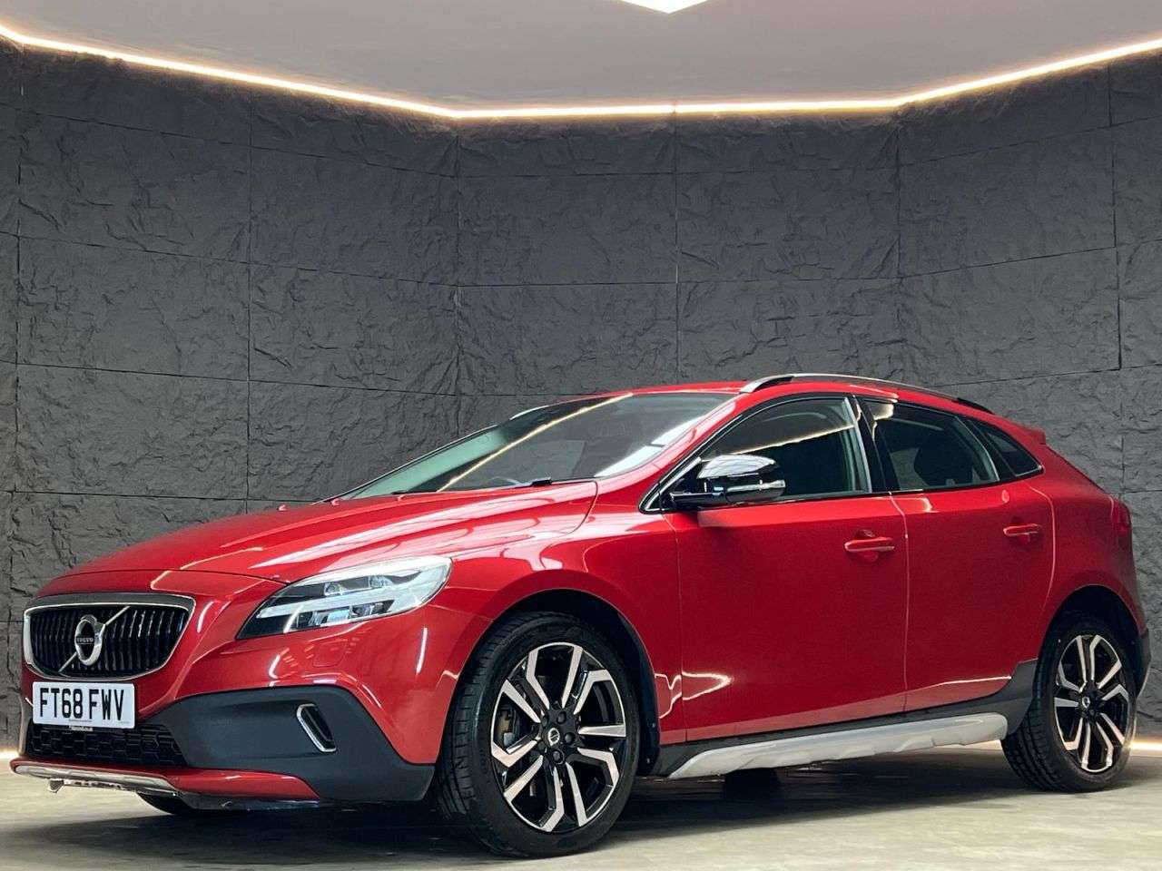 A 2019 VOLVO V40 CROSS COUNTRY 1.5 T3 GPF Pro Hatchback 5dr Petrol Auto Euro 6 (s/s) (152 ps) REAR CAMERA, A 2019 VOLVO V40 CROSS COUNTRY 1.5 T3 GPF Pro Hatchback 5dr Petrol Auto Euro 6 (s/s) (152 ps) REAR CAMERA,