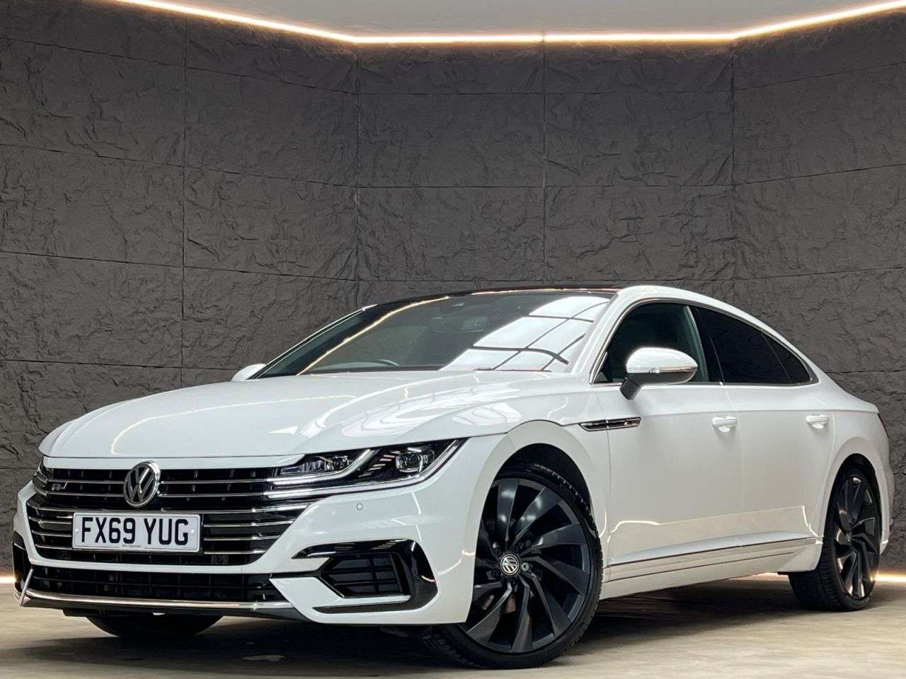 A 2019 VOLKSWAGEN ARTEON 2.0 TDI R-Line Fastback 5dr Diesel DSG Euro 6 (s/s) (190 ps) SUNROOF, HEATE A 2019 VOLKSWAGEN ARTEON 2.0 TDI R-Line Fastback 5dr Diesel DSG Euro 6 (s/s) (190 ps) SUNROOF, HEATE