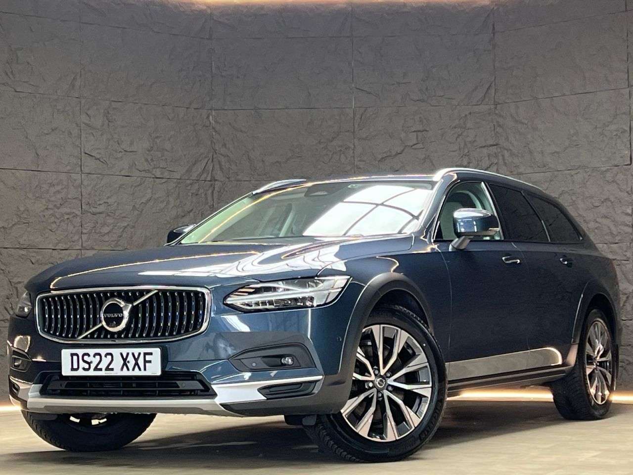 A 2022 VOLVO V90 CROSS COUNTRY 2.0 B5 MHEV Plus Estate 5dr Petrol Hybrid Auto AWD Euro 6 (s/s) (250 ps) FS A 2022 VOLVO V90 CROSS COUNTRY 2.0 B5 MHEV Plus Estate 5dr Petrol Hybrid Auto AWD Euro 6 (s/s) (250 ps) FS