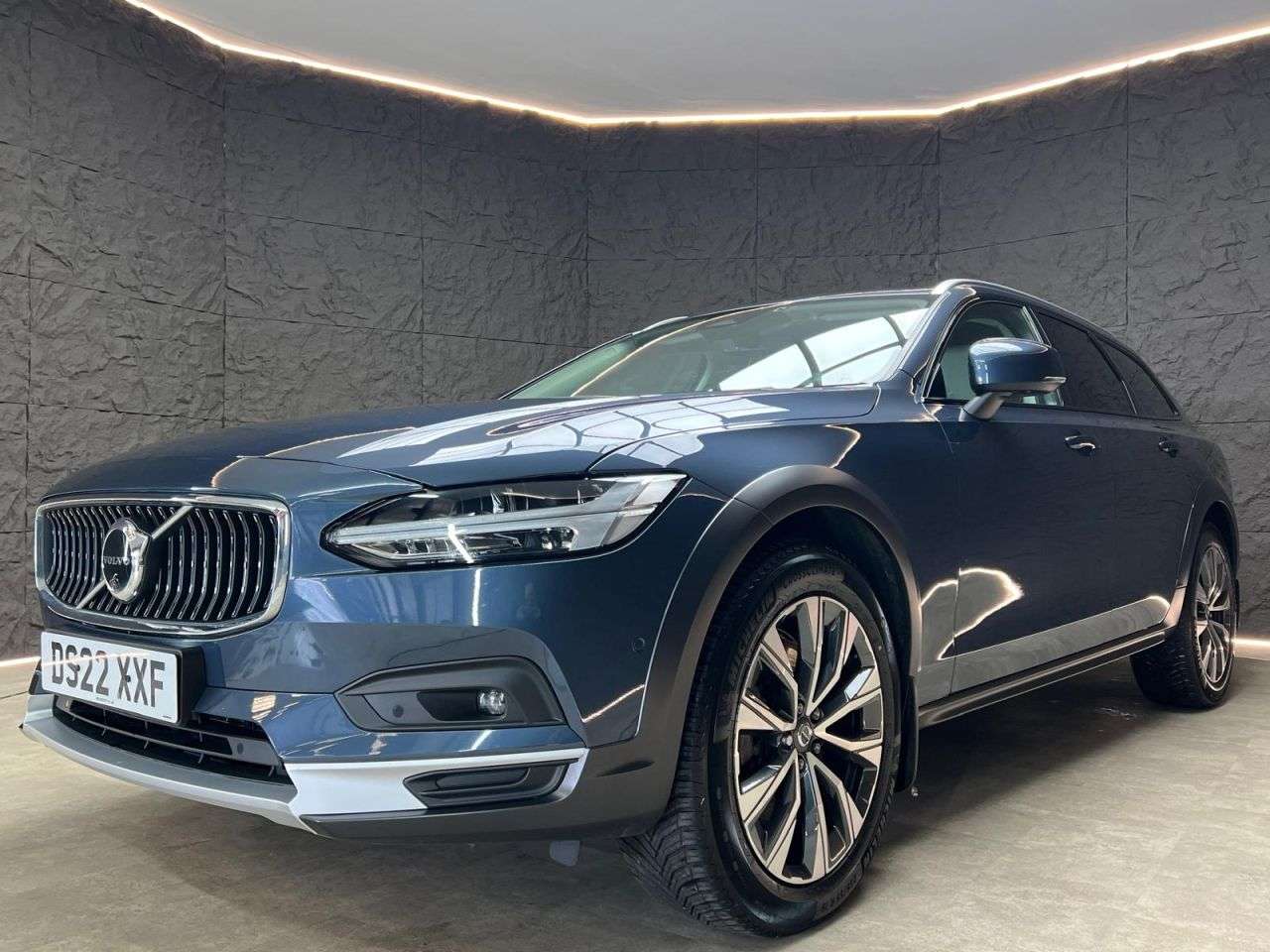 A 2022 VOLVO V90 CROSS COUNTRY 2.0 B5 MHEV Plus Estate 5dr Petrol Hybrid Auto AWD Euro 6 (s/s) (250 ps) FS A 2022 VOLVO V90 CROSS COUNTRY 2.0 B5 MHEV Plus Estate 5dr Petrol Hybrid Auto AWD Euro 6 (s/s) (250 ps) FS