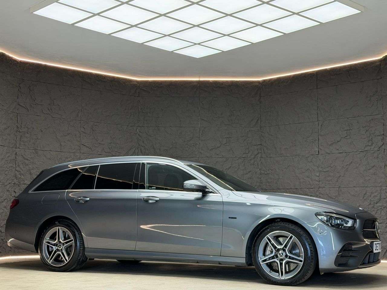 A 2021 MERCEDES-BENZ E-CLASS 2.0 E300de 13.5kWh AMG Line (Premium) Estate 5dr Diesel Plug-in Hybrid G-Tr A 2021 MERCEDES-BENZ E-CLASS 2.0 E300de 13.5kWh AMG Line (Premium) Estate 5dr Diesel Plug-in Hybrid G-Tr