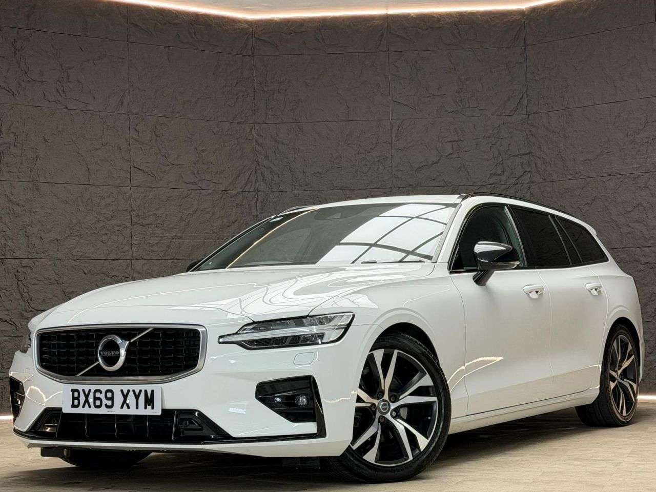 A 2019 VOLVO V60 2.0 D4 R-Design Plus Estate 5dr Diesel Auto Euro 6 (s/s) (190 ps) REAR CAME A 2019 VOLVO V60 2.0 D4 R-Design Plus Estate 5dr Diesel Auto Euro 6 (s/s) (190 ps) REAR CAME