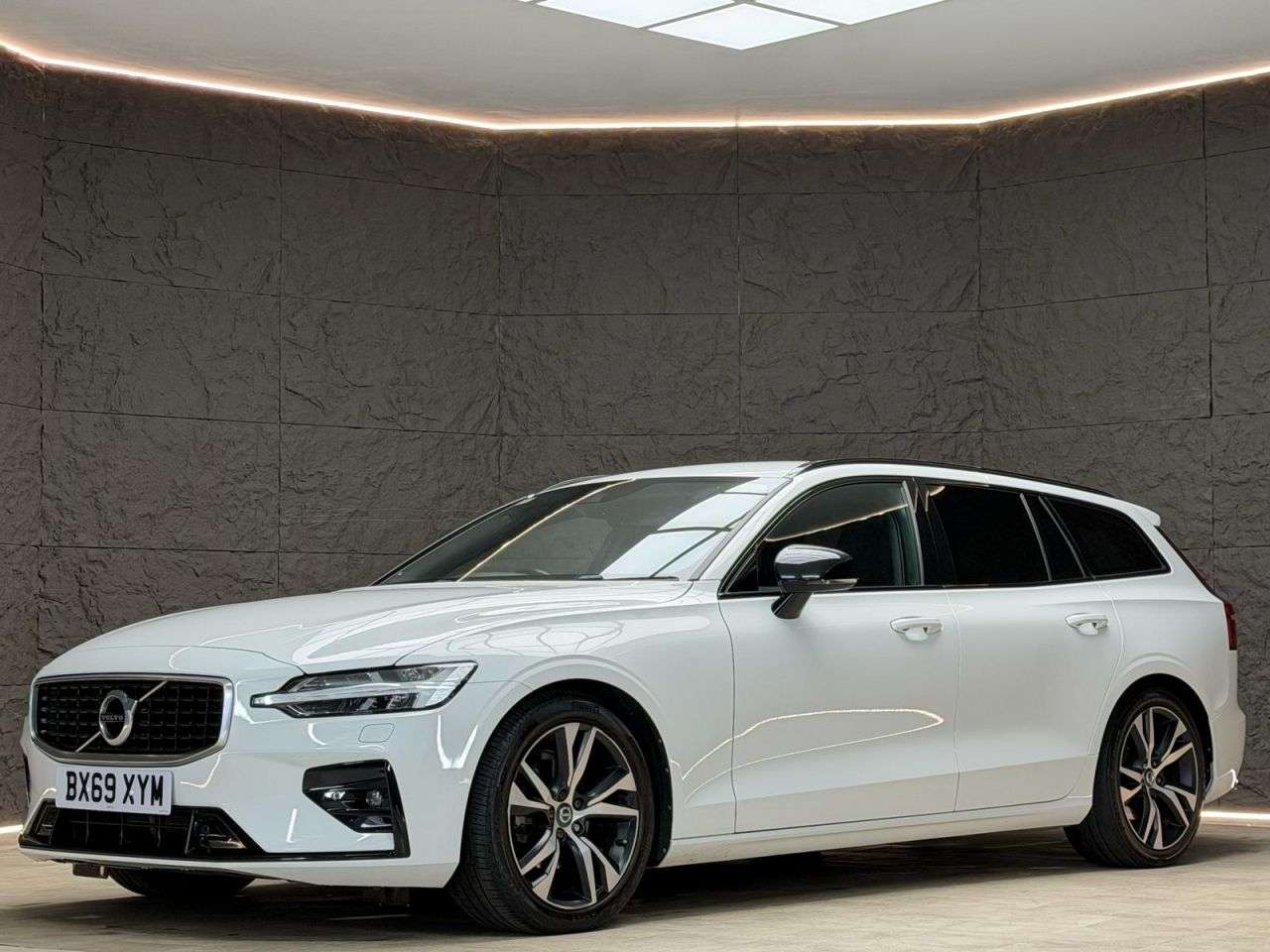 A 2019 VOLVO V60 2.0 D4 R-Design Plus Estate 5dr Diesel Auto Euro 6 (s/s) (190 ps) REAR CAME A 2019 VOLVO V60 2.0 D4 R-Design Plus Estate 5dr Diesel Auto Euro 6 (s/s) (190 ps) REAR CAME