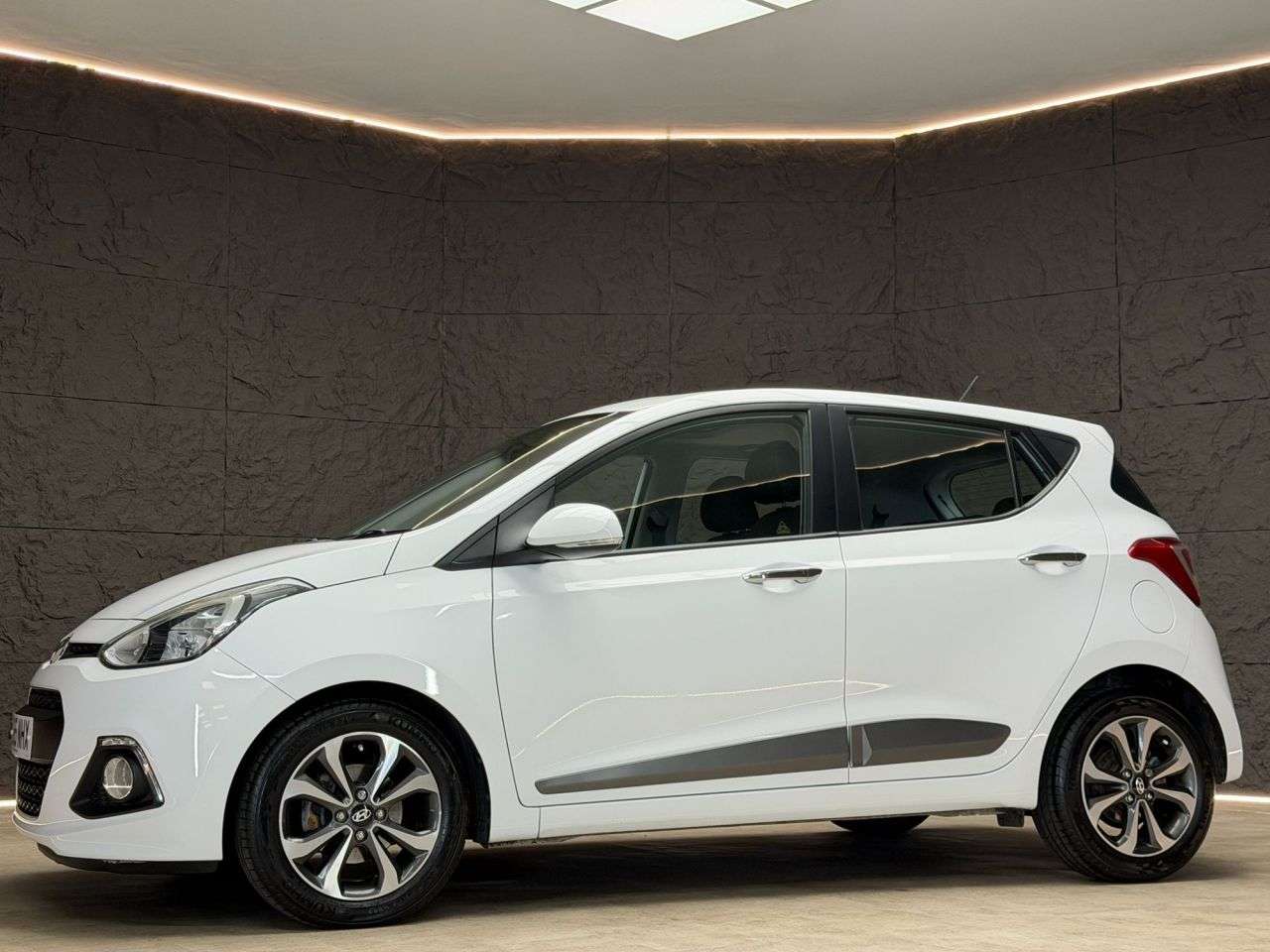 A 2015 HYUNDAI I10 1.2 Premium SE Hatchback 5dr Petrol Manual Euro 5 (87 ps) (Polar White) A 2015 HYUNDAI I10 1.2 Premium SE Hatchback 5dr Petrol Manual Euro 5 (87 ps) (Polar White)