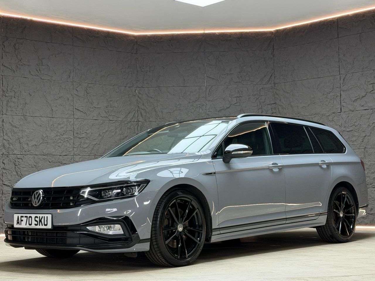 A 2020 VOLKSWAGEN PASSAT 2.0 BiTDI R-Line Edition Estate 5dr Diesel DSG 4Motion Euro 6 (s/s) (240 ps A 2020 VOLKSWAGEN PASSAT 2.0 BiTDI R-Line Edition Estate 5dr Diesel DSG 4Motion Euro 6 (s/s) (240 ps