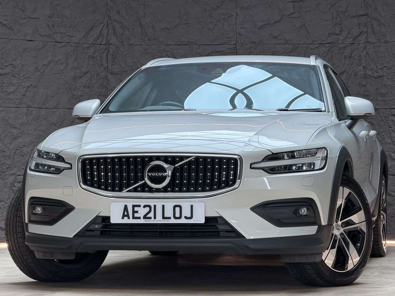 A 2021 VOLVO V60 CROSS COUNTRY 2.0 B4 MHEV Estate 5dr Diesel Hybrid Auto AWD Euro 6 (s/s) (197 ps) HARMAN/ A 2021 VOLVO V60 CROSS COUNTRY 2.0 B4 MHEV Estate 5dr Diesel Hybrid Auto AWD Euro 6 (s/s) (197 ps) HARMAN/