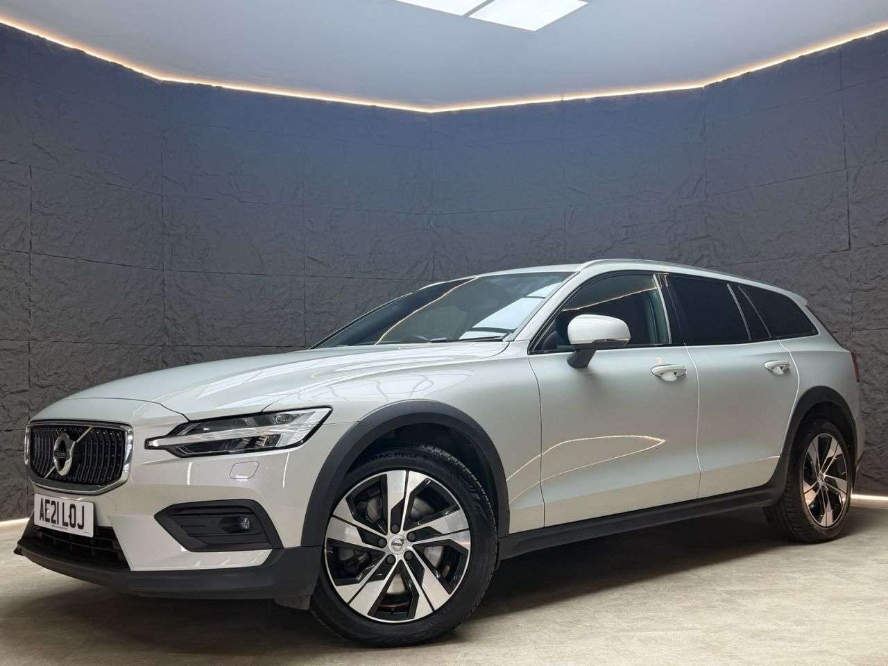 A 2021 VOLVO V60 CROSS COUNTRY 2.0 B4 MHEV Estate 5dr Diesel Hybrid Auto AWD Euro 6 (s/s) (197 ps) HARMAN/ A 2021 VOLVO V60 CROSS COUNTRY 2.0 B4 MHEV Estate 5dr Diesel Hybrid Auto AWD Euro 6 (s/s) (197 ps) HARMAN/