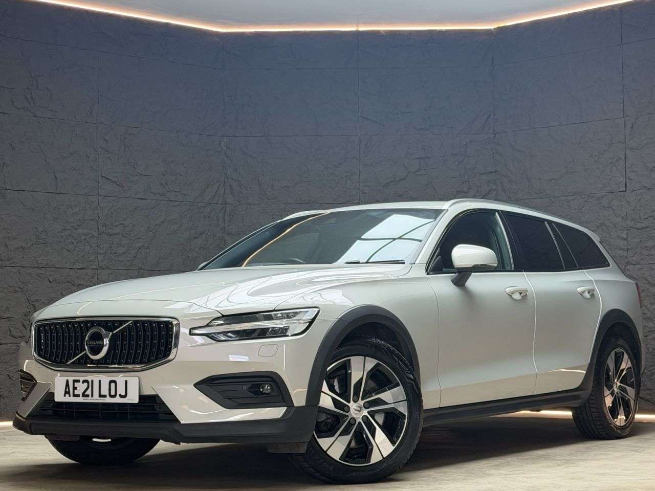 A 2021 VOLVO V60 CROSS COUNTRY 2.0 B4 MHEV Estate 5dr Diesel Hybrid Auto AWD Euro 6 (s/s) (197 ps) HARMAN/ A 2021 VOLVO V60 CROSS COUNTRY 2.0 B4 MHEV Estate 5dr Diesel Hybrid Auto AWD Euro 6 (s/s) (197 ps) HARMAN/