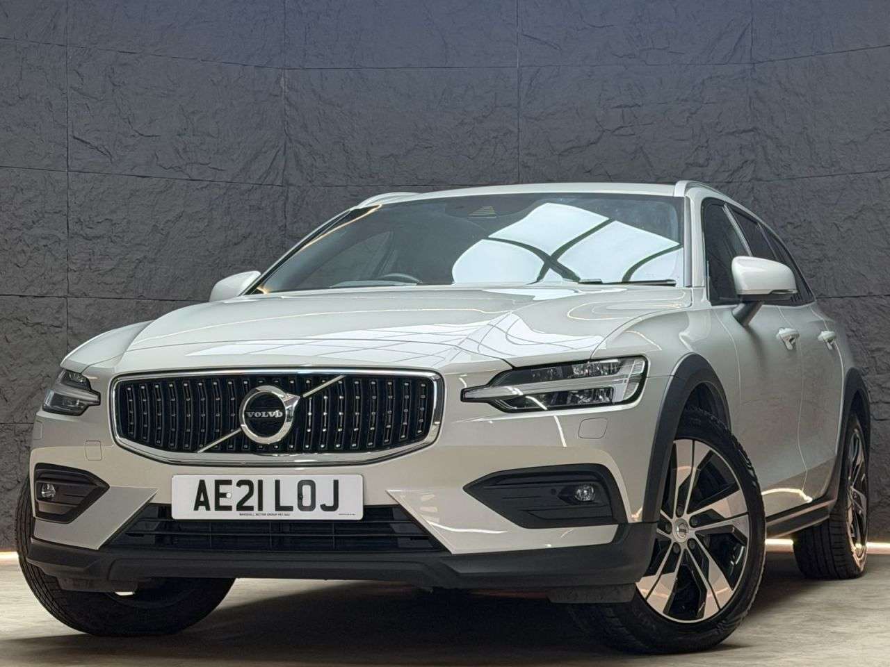 A 2021 VOLVO V60 CROSS COUNTRY 2.0 B4 MHEV Estate 5dr Diesel Hybrid Auto AWD Euro 6 (s/s) (197 ps) HARMAN/ A 2021 VOLVO V60 CROSS COUNTRY 2.0 B4 MHEV Estate 5dr Diesel Hybrid Auto AWD Euro 6 (s/s) (197 ps) HARMAN/