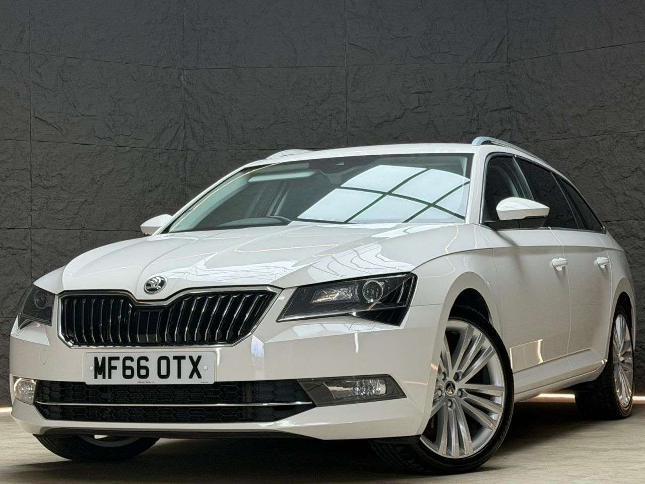 A 2016 SKODA SUPERB 2.0 TDI SE L Executive Estate 5dr Diesel DSG Auto 6Spd 4WD Euro 6 (s/s) (19 A 2016 SKODA SUPERB 2.0 TDI SE L Executive Estate 5dr Diesel DSG Auto 6Spd 4WD Euro 6 (s/s) (19