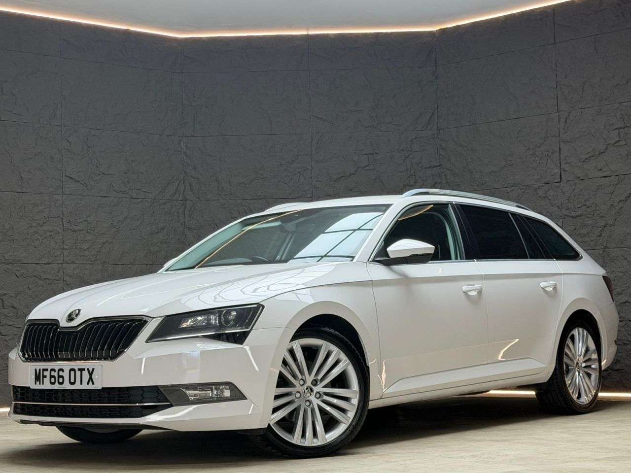 A 2016 SKODA SUPERB 2.0 TDI SE L Executive Estate 5dr Diesel DSG Auto 6Spd 4WD Euro 6 (s/s) (19 A 2016 SKODA SUPERB 2.0 TDI SE L Executive Estate 5dr Diesel DSG Auto 6Spd 4WD Euro 6 (s/s) (19