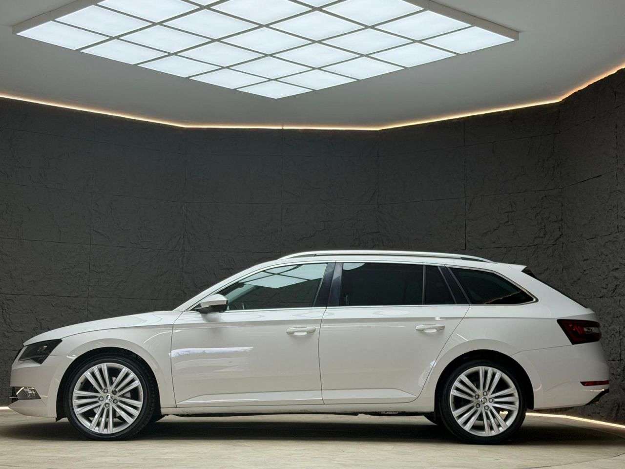A 2016 SKODA SUPERB 2.0 TDI SE L Executive Estate 5dr Diesel DSG Auto 6Spd 4WD Euro 6 (s/s) (19 A 2016 SKODA SUPERB 2.0 TDI SE L Executive Estate 5dr Diesel DSG Auto 6Spd 4WD Euro 6 (s/s) (19