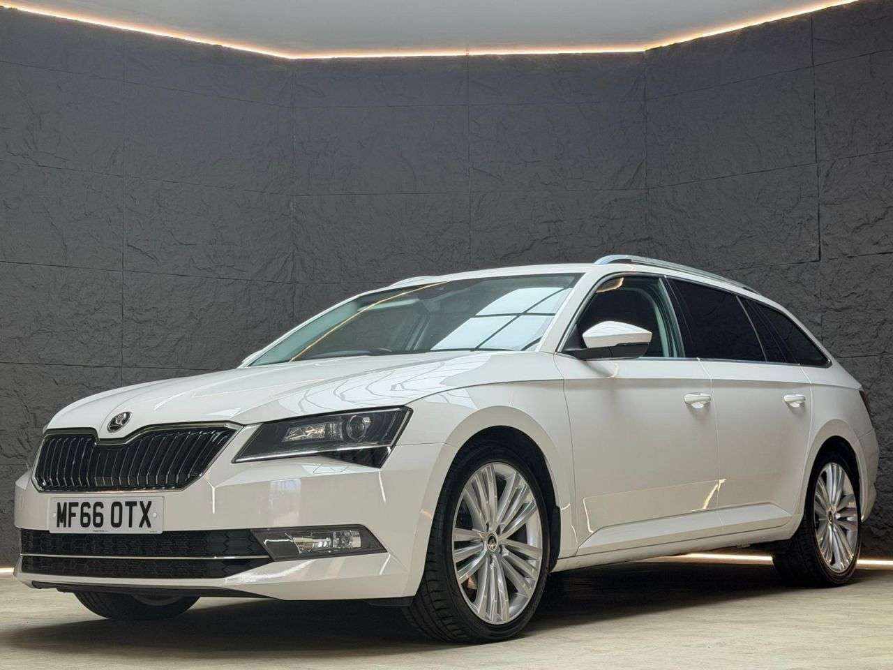 A 2016 SKODA SUPERB 2.0 TDI SE L Executive Estate 5dr Diesel DSG Auto 6Spd 4WD Euro 6 (s/s) (19 A 2016 SKODA SUPERB 2.0 TDI SE L Executive Estate 5dr Diesel DSG Auto 6Spd 4WD Euro 6 (s/s) (19