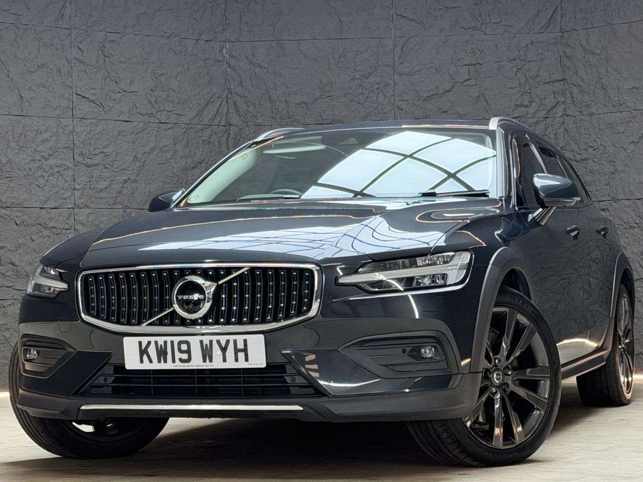 A 2019 VOLVO V60 CROSS COUNTRY 2.0 D4 Plus Estate 5dr Diesel Auto AWD Euro 6 (s/s) (190 ps) SUNROOF, REAR A 2019 VOLVO V60 CROSS COUNTRY 2.0 D4 Plus Estate 5dr Diesel Auto AWD Euro 6 (s/s) (190 ps) SUNROOF, REAR