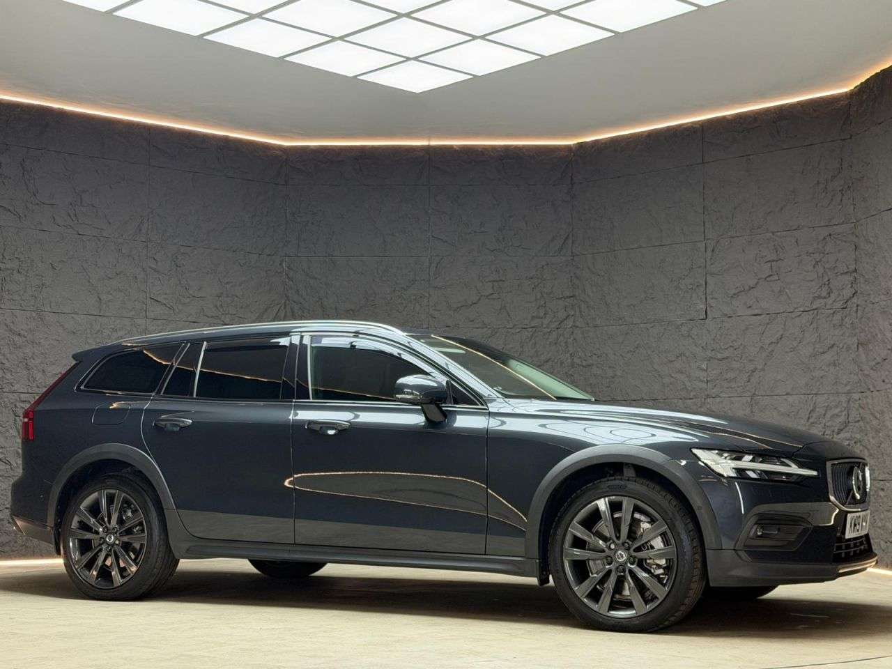 A 2019 VOLVO V60 CROSS COUNTRY 2.0 D4 Plus Estate 5dr Diesel Auto AWD Euro 6 (s/s) (190 ps) SUNROOF, REAR A 2019 VOLVO V60 CROSS COUNTRY 2.0 D4 Plus Estate 5dr Diesel Auto AWD Euro 6 (s/s) (190 ps) SUNROOF, REAR