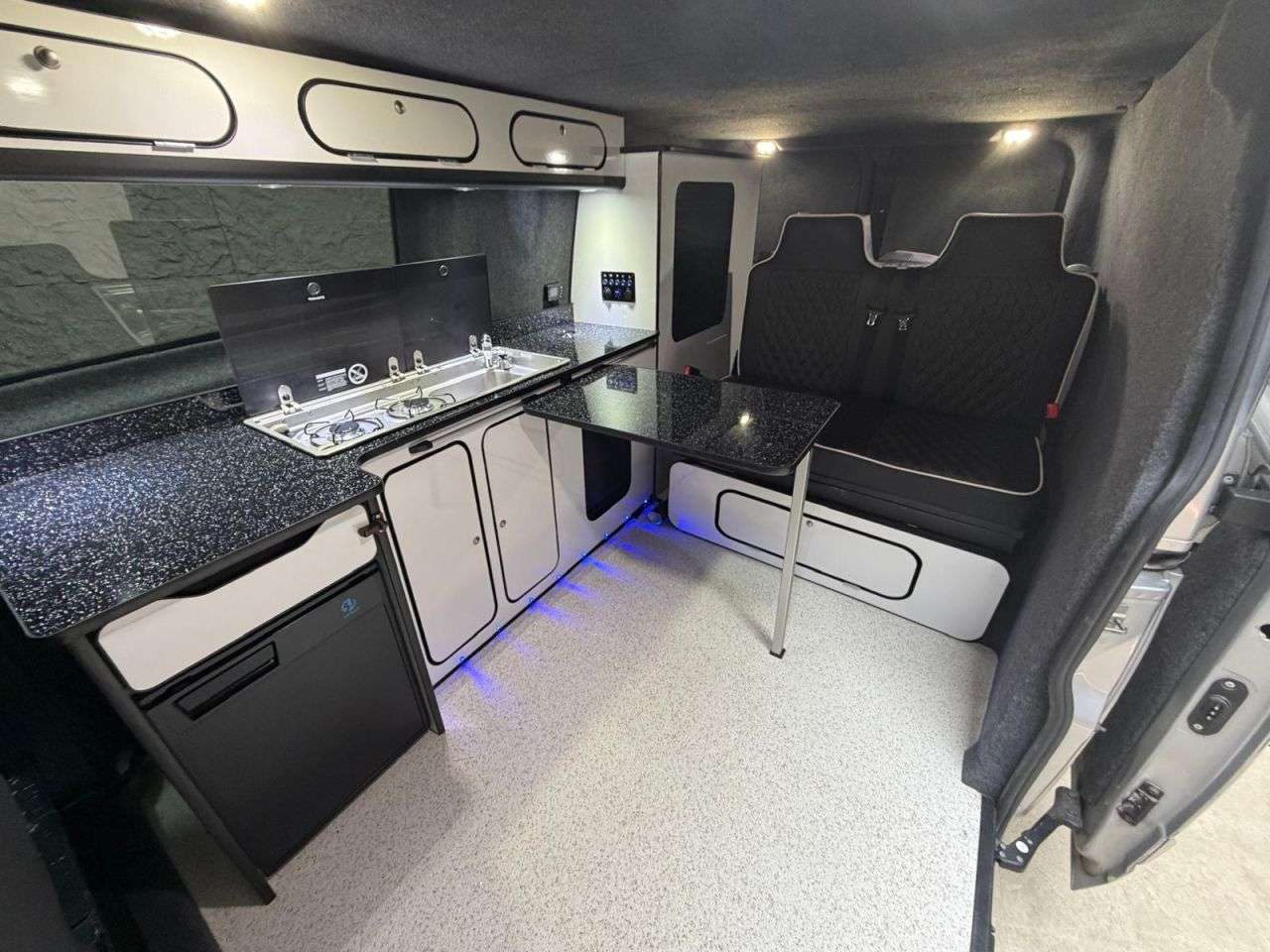 A 2015 FORD TRANSIT CUSTOM 2.2 TDCi 290 Limited Panel Van 5dr Diesel Manual L2 H1 (186 g/km, 123 bhp) A 2015 FORD TRANSIT CUSTOM 2.2 TDCi 290 Limited Panel Van 5dr Diesel Manual L2 H1 (186 g/km, 123 bhp)