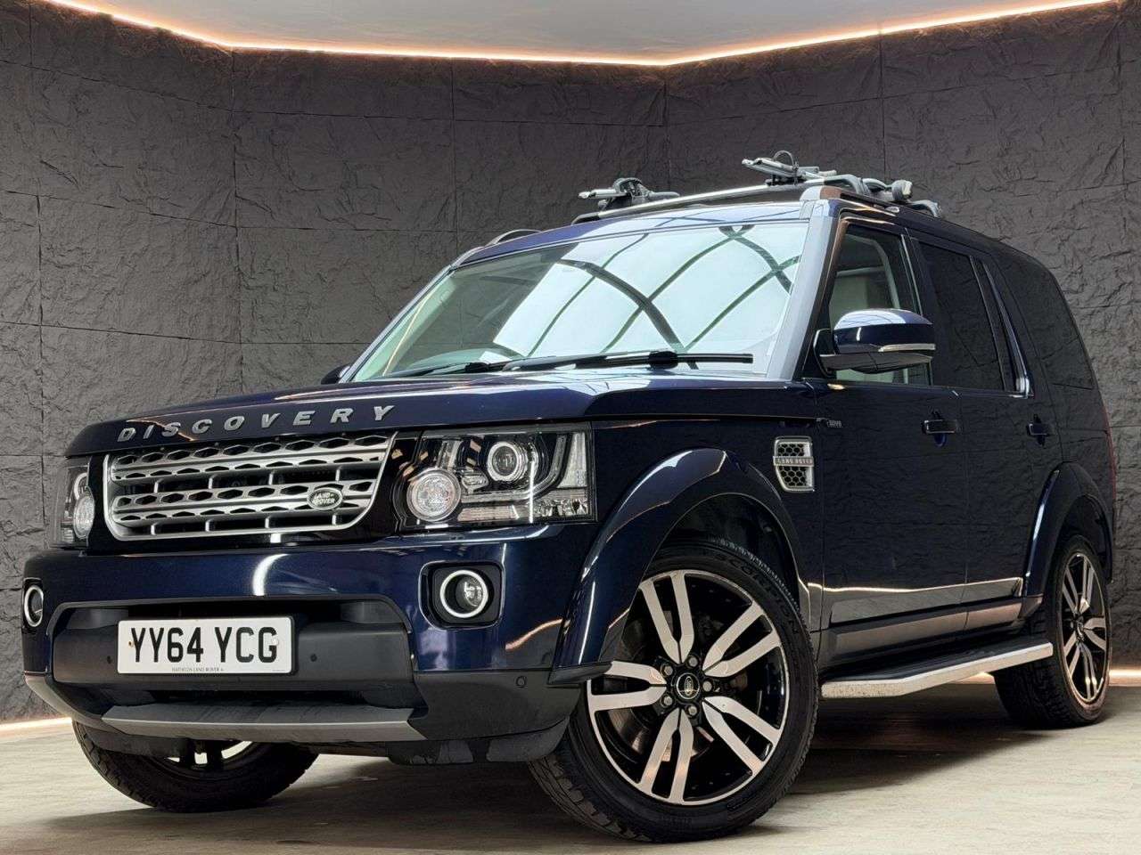 A 2014 LAND ROVER DISCOVERY 4 3.0 SD V6 HSE Luxury SUV 5dr Diesel Auto 4WD Euro 5 (s/s) (255 bhp) *ABUNDA A 2014 LAND ROVER DISCOVERY 4 3.0 SD V6 HSE Luxury SUV 5dr Diesel Auto 4WD Euro 5 (s/s) (255 bhp) *ABUNDA
